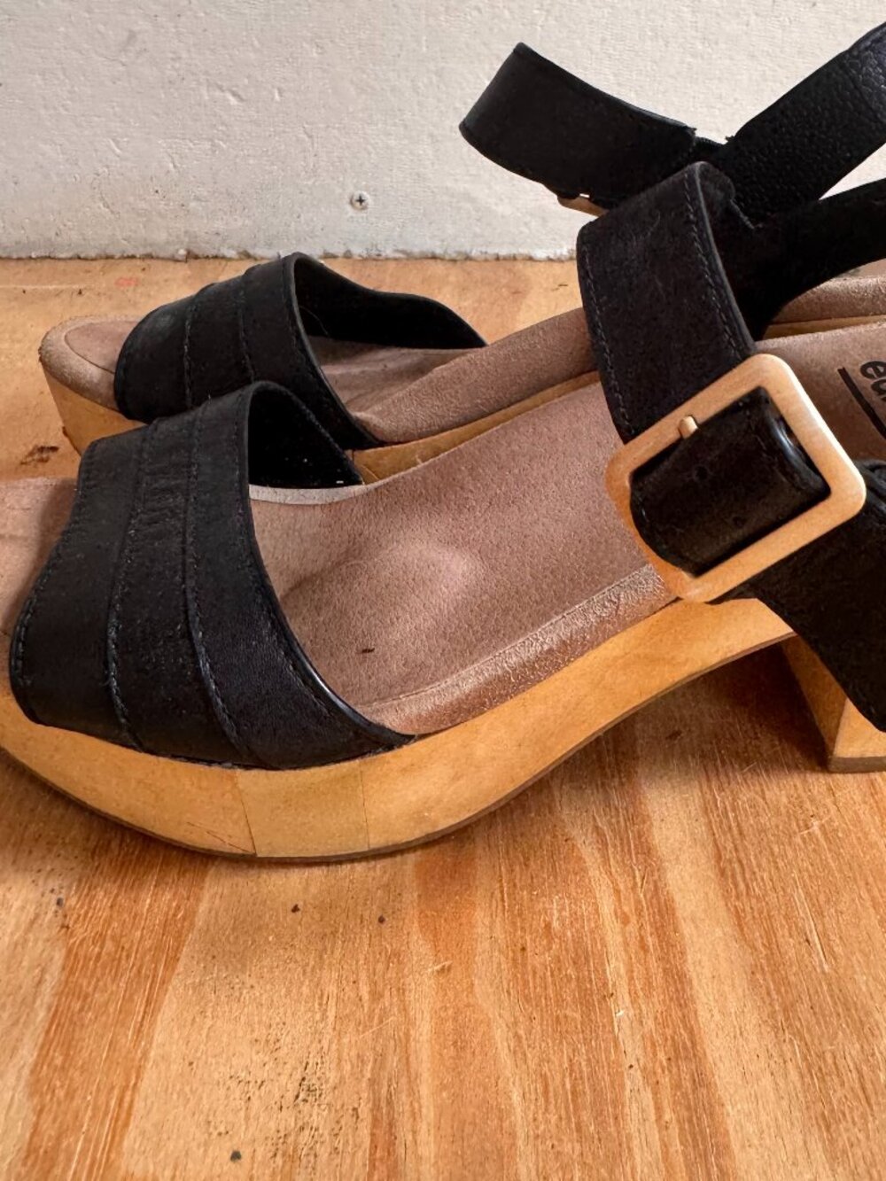Earth Oak Chestnut Black Leather Platform Sandals | Women's Size 7.5